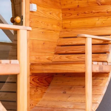 Luxury For 5 People, Zone