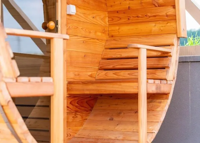 Luxury For 5 People, Zone